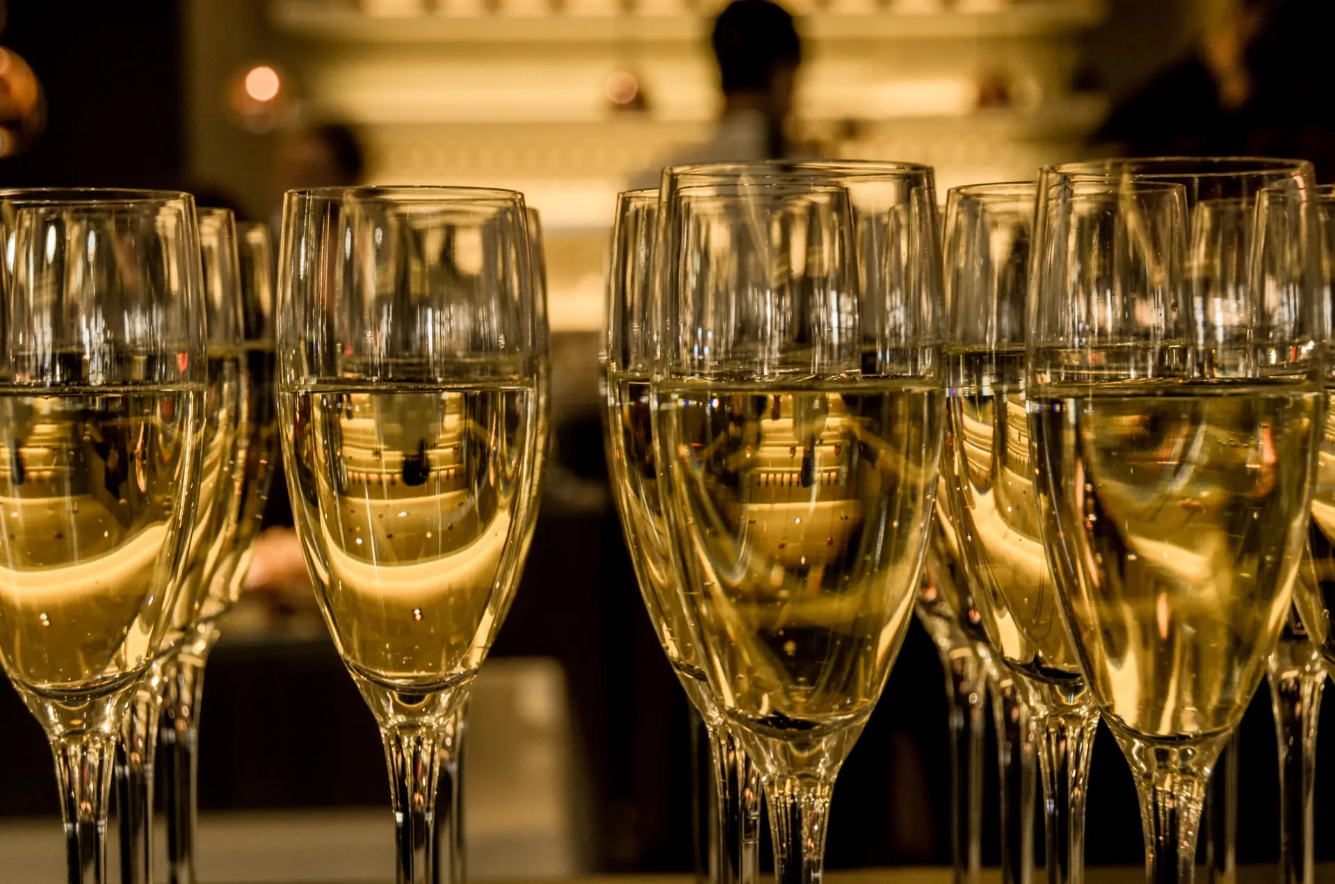 Des flûtes de crémant de Loire alignées au bar