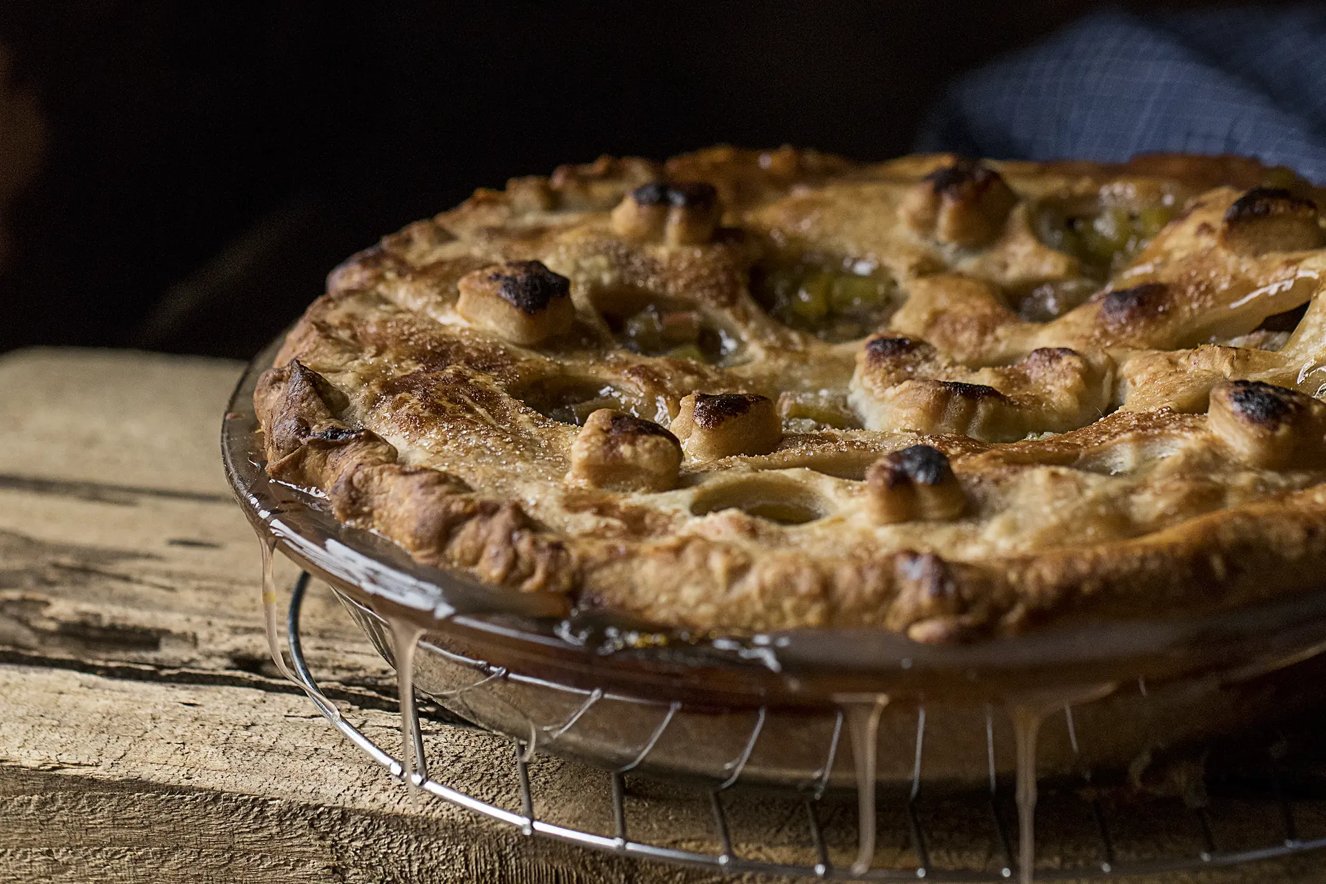 La tourte aux pommes dorée à la sortie du four