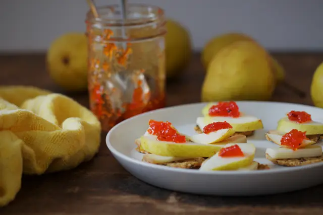 Sainte-Maure de Touraine, poire et gelée de groseille — Agrandir