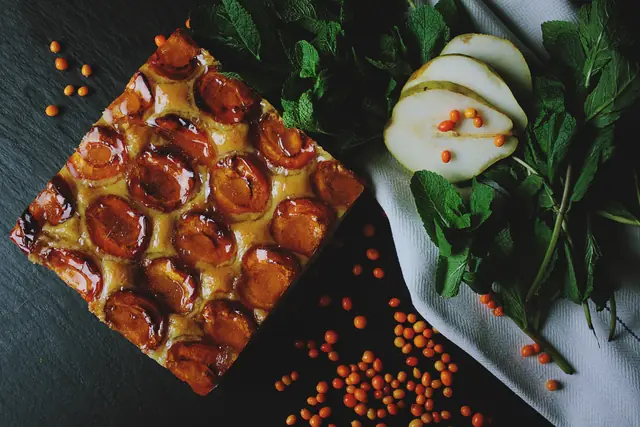 Tarte fine aux abricots, menthe du jardin — Agrandir