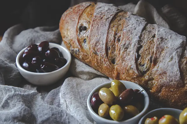 Le pain aux olives et les olives marinées — Agrandir