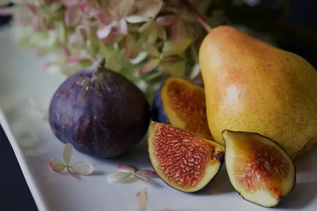Figues de la treille et poire du verger — Agrandir