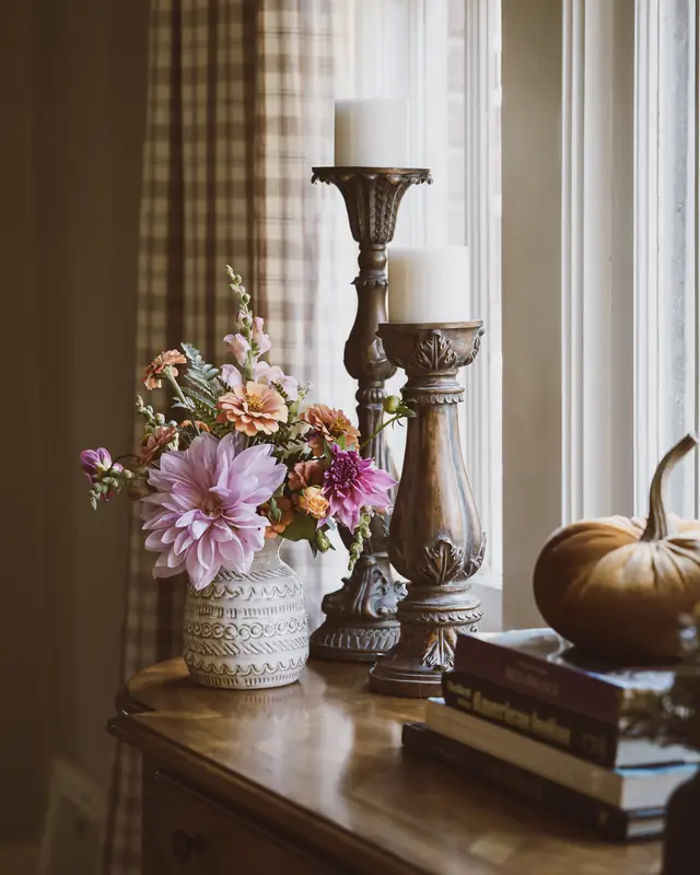 Dahlias et chandeliers, près de la fenêtre — Agrandir