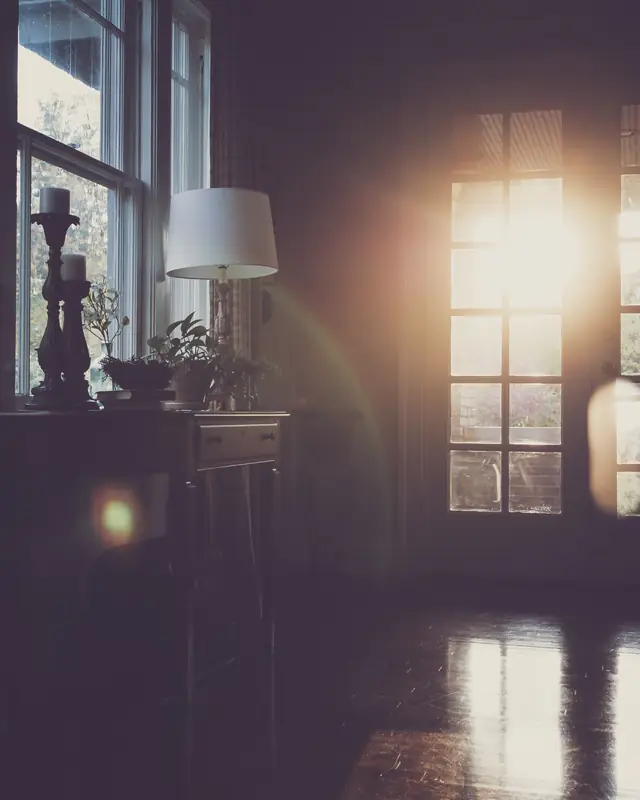 Le soleil du soir dans la salle — Agrandir