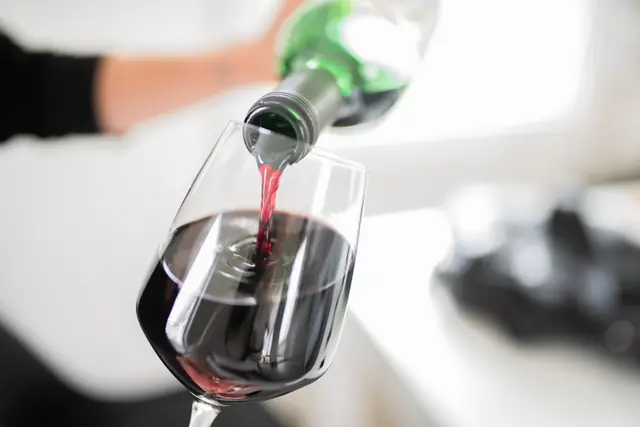 Un verre de Chinon rouge — Agrandir