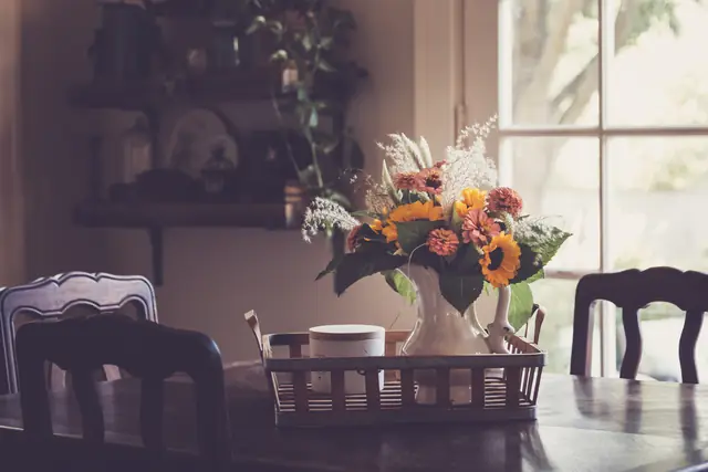 Tournesols et zinnias sur la table de la salle — Agrandir