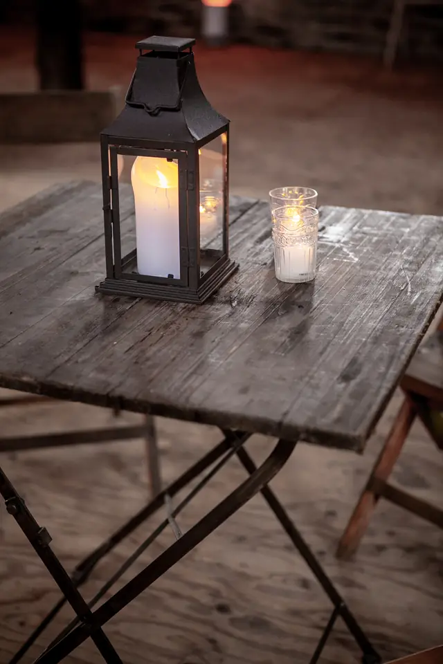 Une lanterne au jardin, le soir — Agrandir