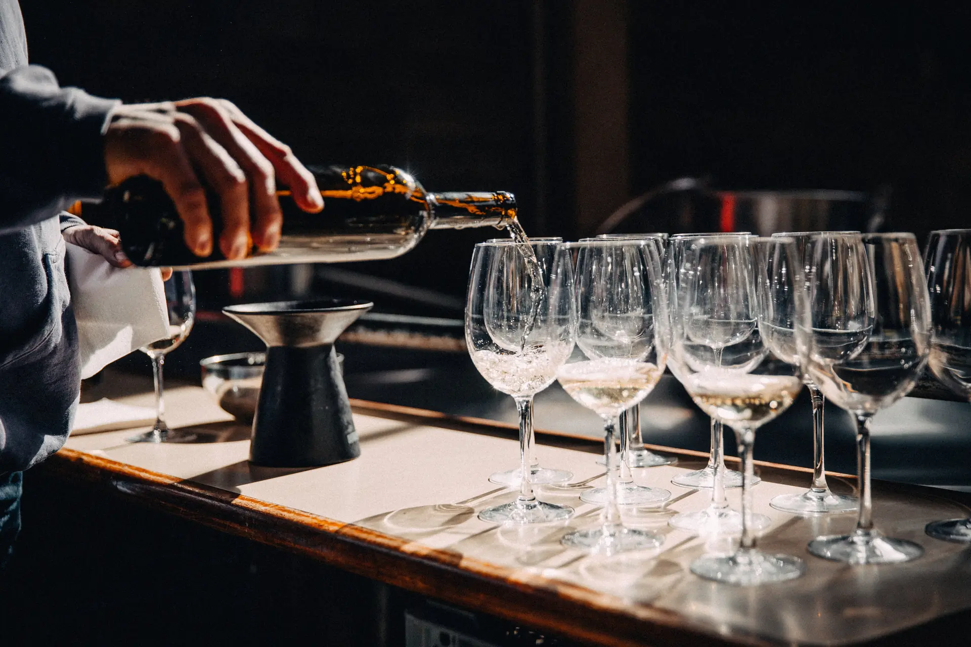 Au bar, on verse le vin blanc dans une rangée de verres