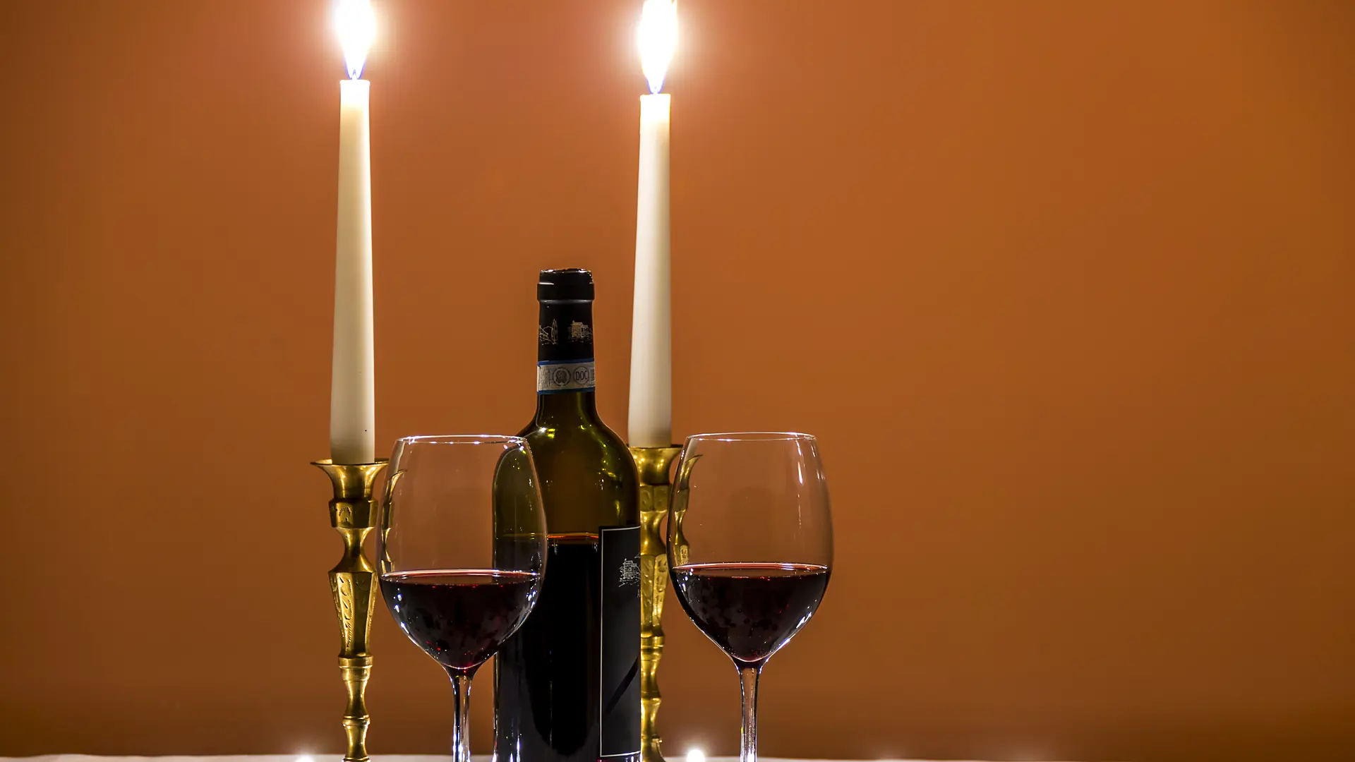 Le Chinon rouge aux chandelles, le soir