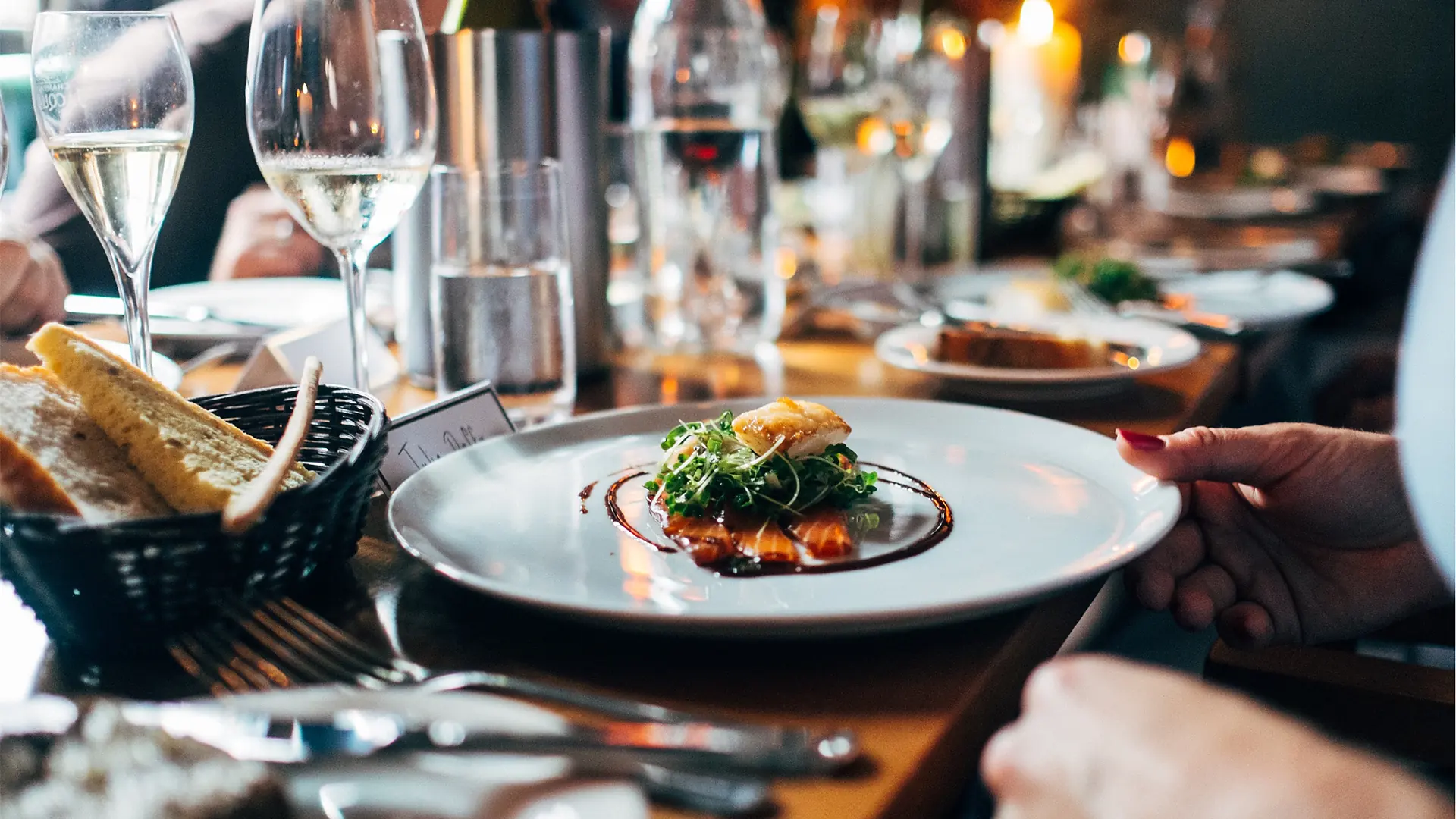Une assiette posée, un soir de service