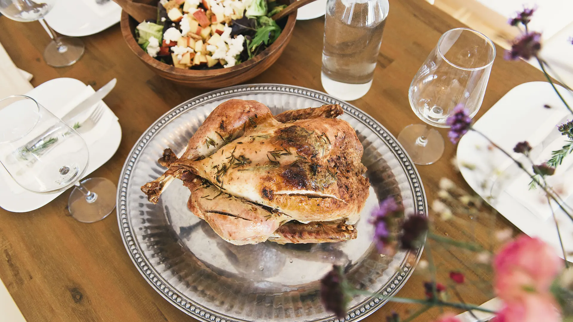 La volaille rôtie, sur la table du dimanche